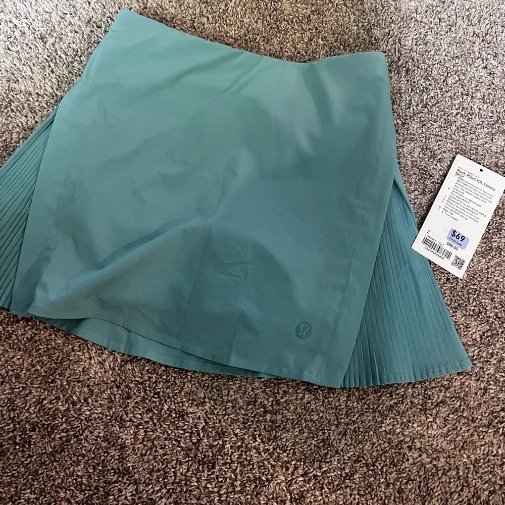 Lululemon women's Peek Pleat HR tennis shirt with tags that fell off.